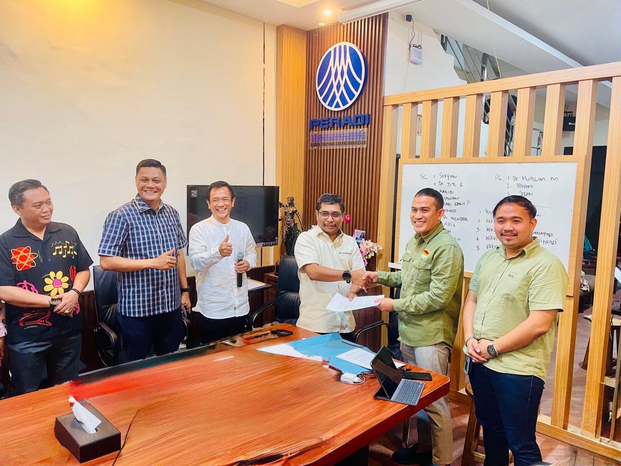 AKP2I Kota Makassar dan DPC PERADI Kota Makassar Jalin Kerja Sama Strategis Pengembangan Profesi Hukum Bidang Perpajakan